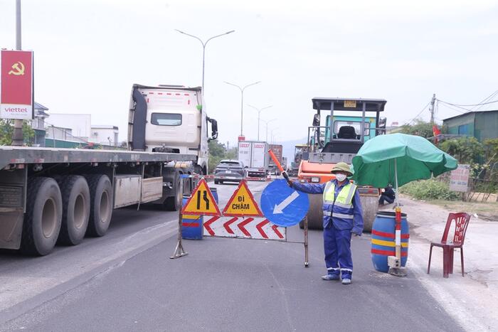 Vất vả sửa chữa đường bộ giữa mùa nắng nóng